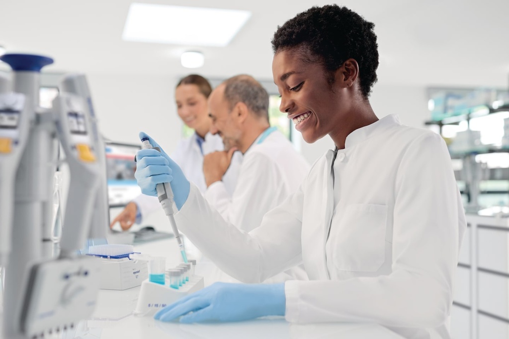 Eppendorf_Liquid-Handling_Research-plus_people-lab-scene[1].jpg